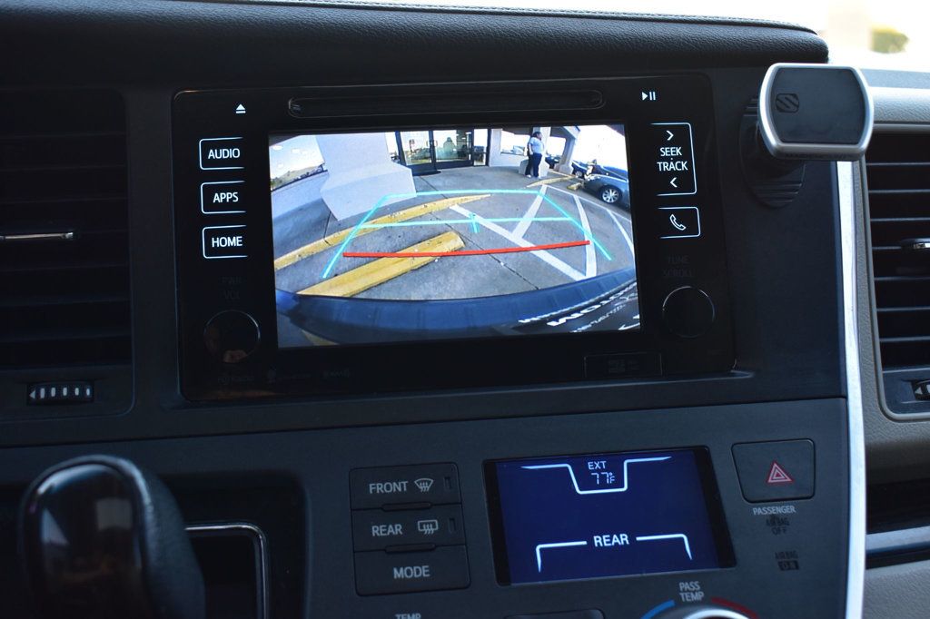 2017 Toyota Sienna XLE photo 31