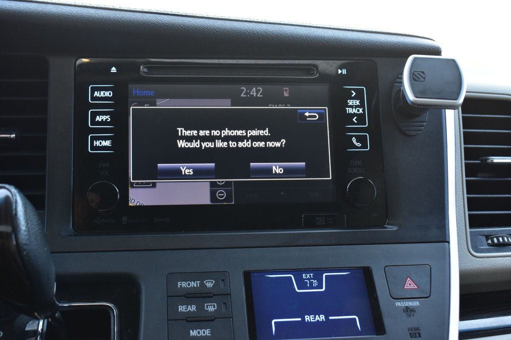 2017 Toyota Sienna XLE photo 33