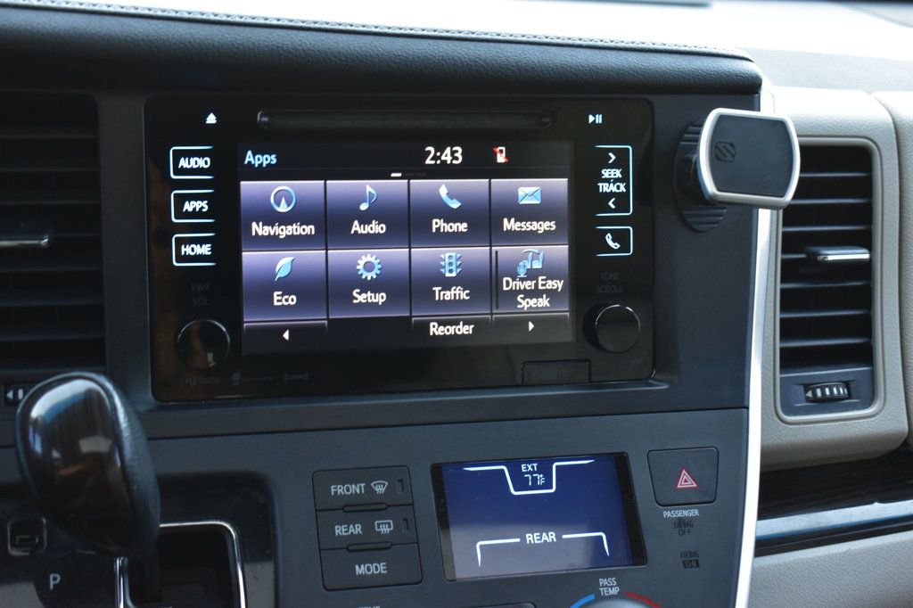 2017 Toyota Sienna XLE photo 34