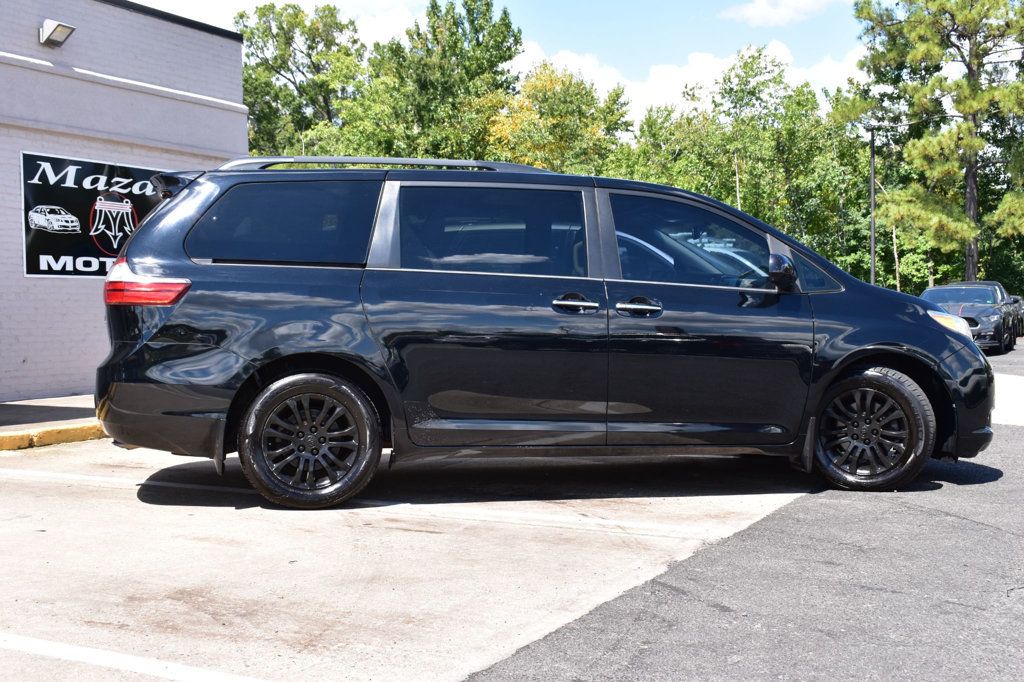 2017 Toyota Sienna XLE photo 2