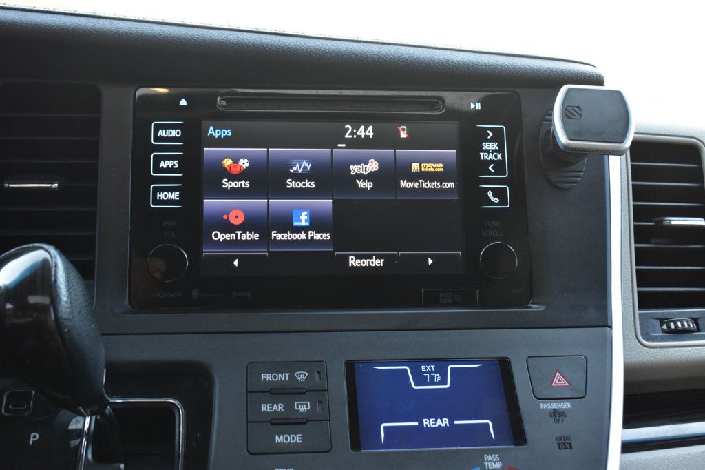 2017 Toyota Sienna XLE photo 36