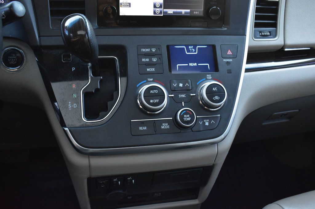 2017 Toyota Sienna XLE photo 38