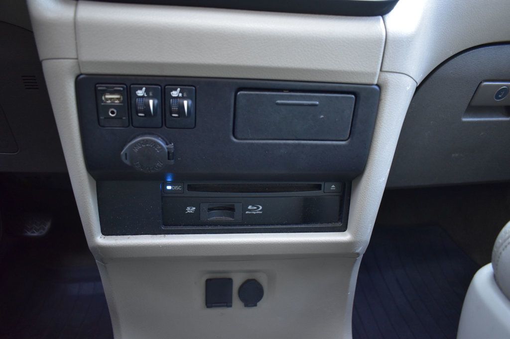 2017 Toyota Sienna XLE photo 39