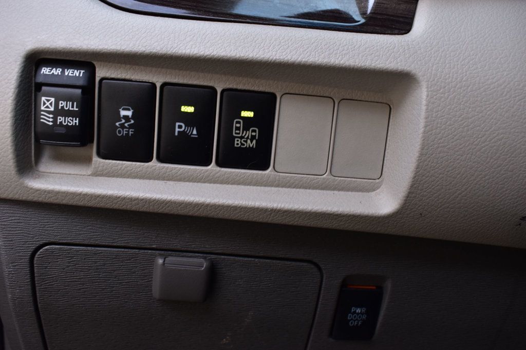 2017 Toyota Sienna XLE photo 41