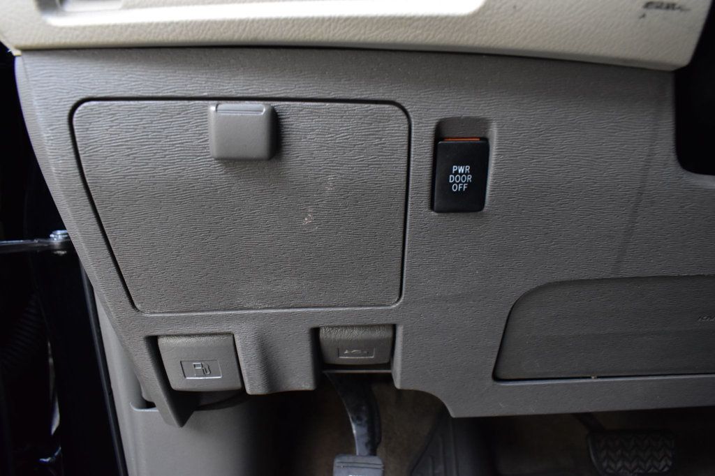 2017 Toyota Sienna XLE photo 42