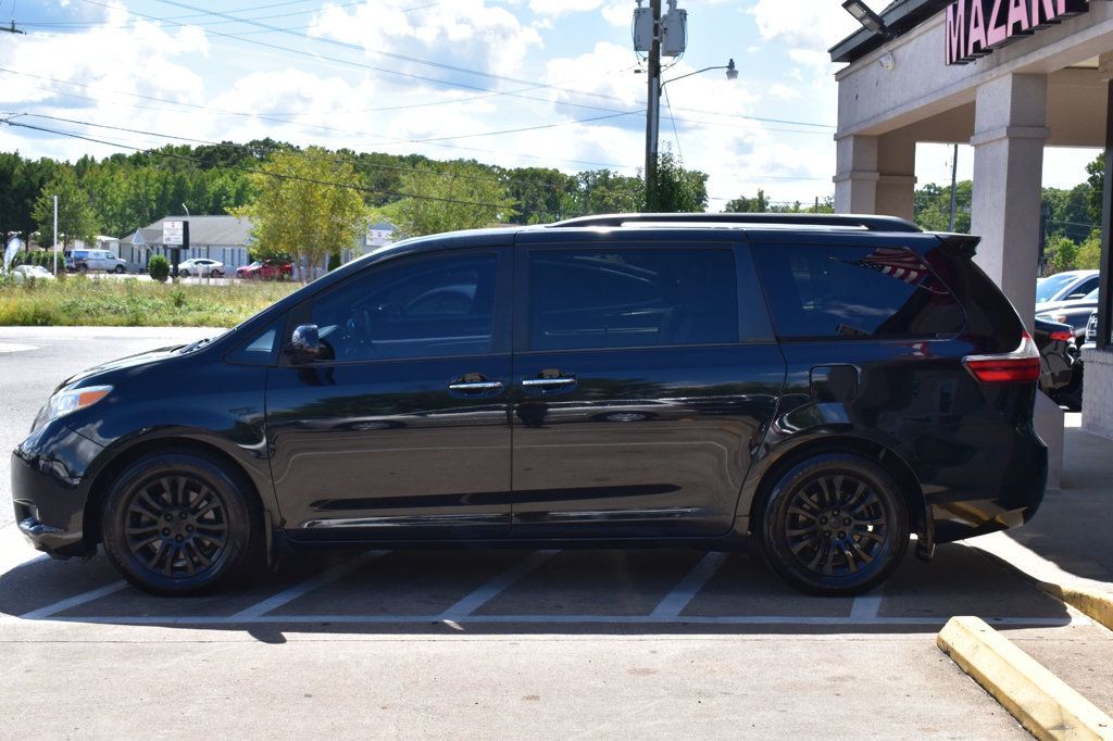 2017 Toyota Sienna XLE photo 3