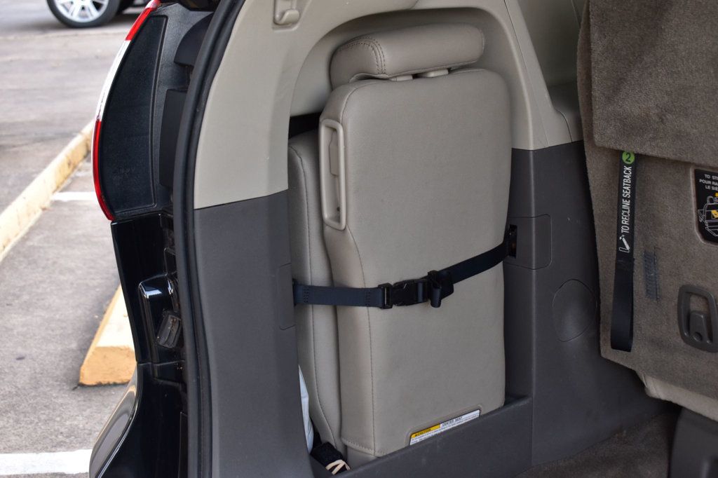 2017 Toyota Sienna XLE photo 48