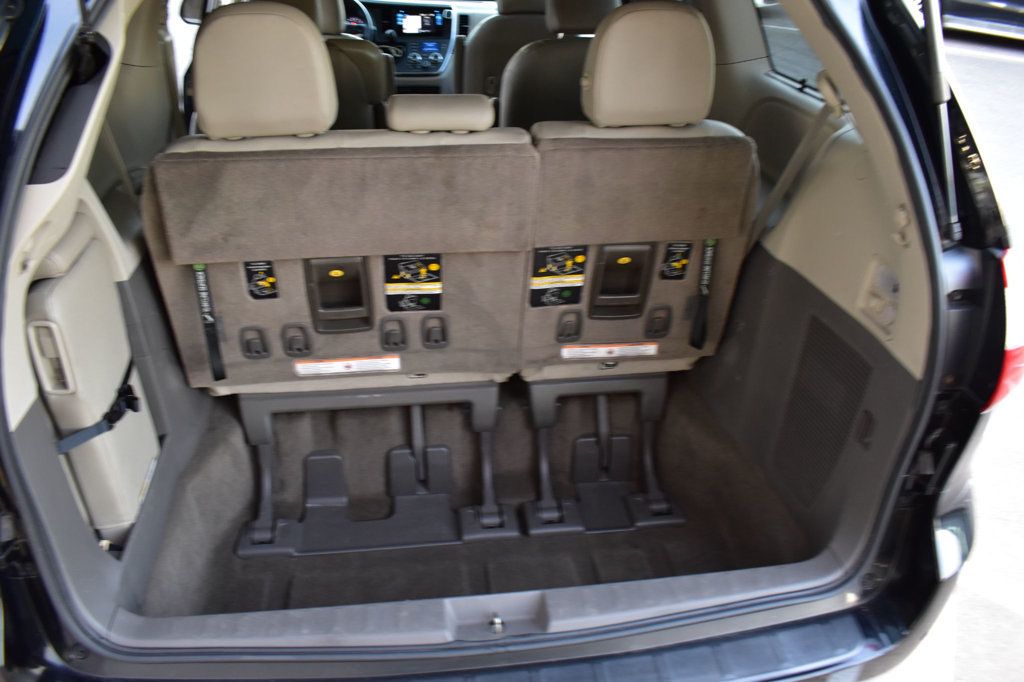 2017 Toyota Sienna XLE photo 51