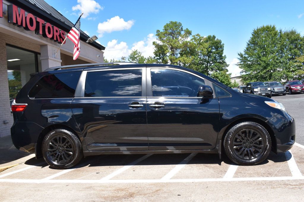 2017 Toyota Sienna XLE photo 4