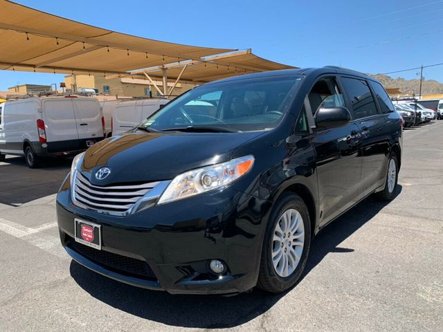 2017 Toyota Sienna XLE FWD 8-Passenger - 23037954 - 11
