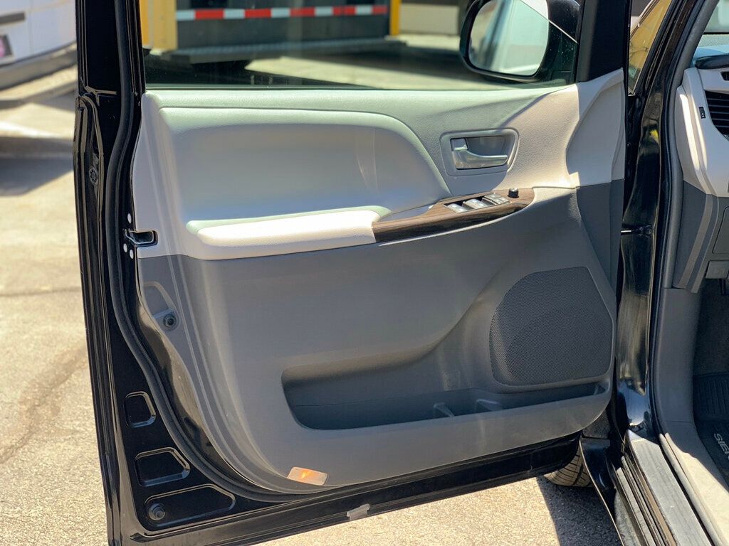 2017 Toyota Sienna XLE FWD 8-Passenger - 23037954 - 17