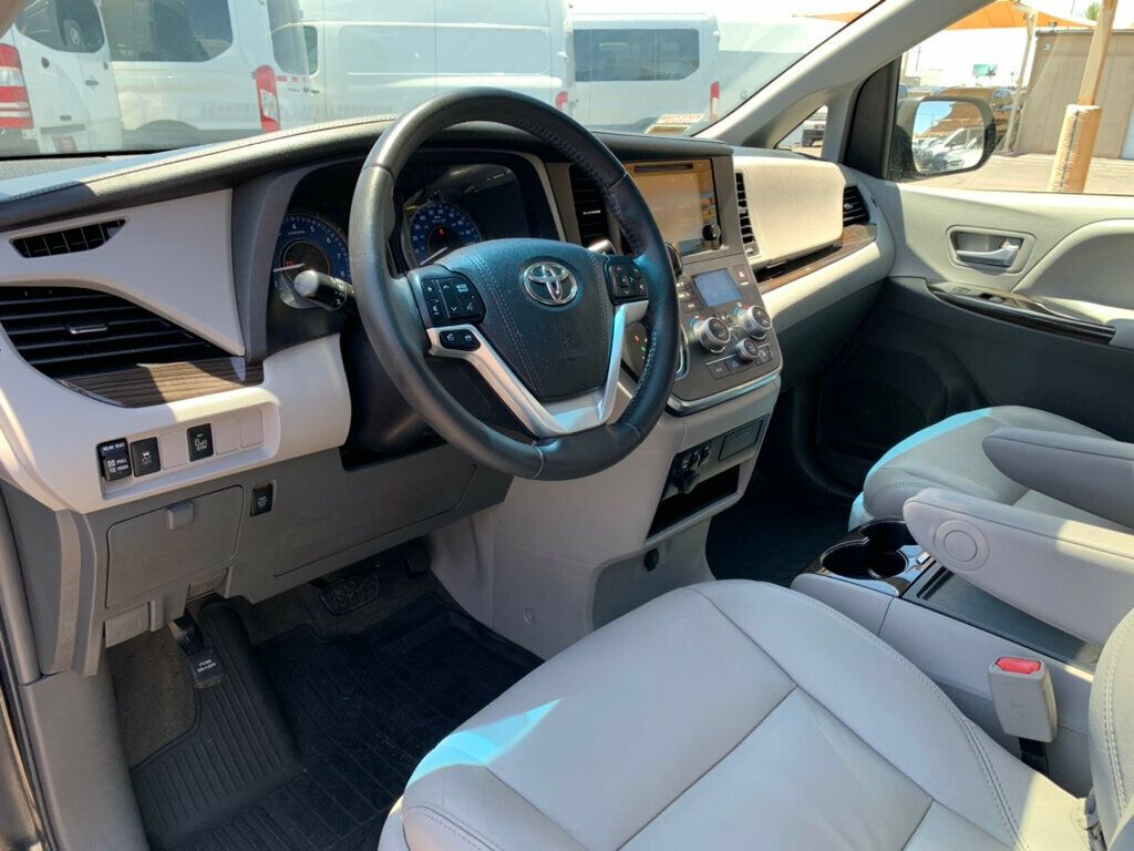 2017 Toyota Sienna XLE FWD 8-Passenger - 23037954 - 18