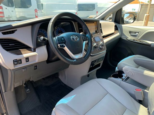 2017 Toyota Sienna XLE FWD 8-Passenger - 23037954 - 18