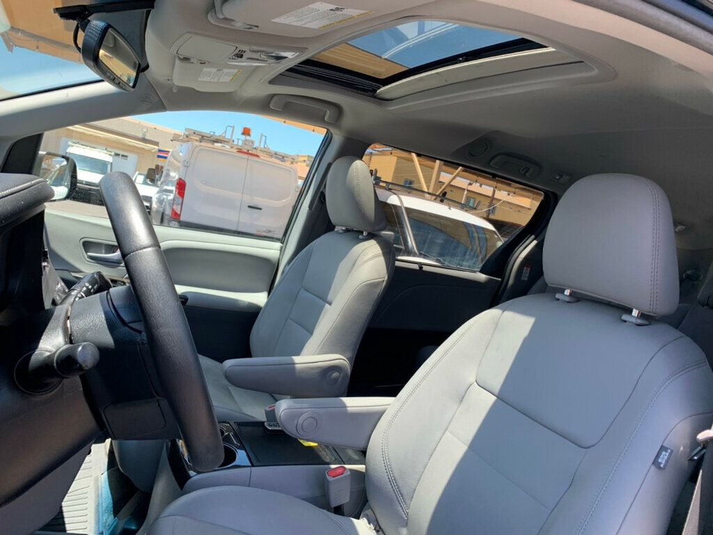 2017 Toyota Sienna XLE FWD 8-Passenger - 23037954 - 19