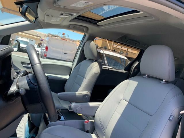2017 Toyota Sienna XLE FWD 8-Passenger - 23037954 - 19