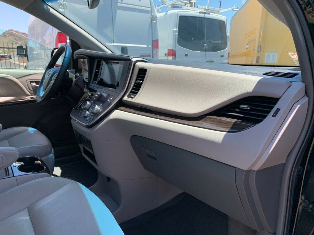 2017 Toyota Sienna XLE FWD 8-Passenger - 23037954 - 21