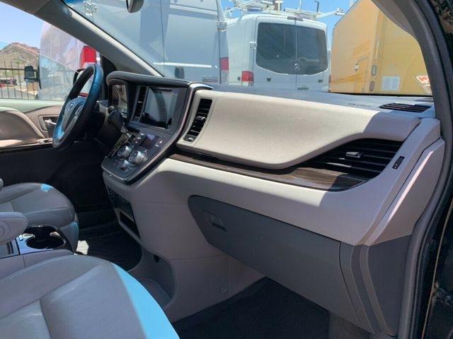 2017 Toyota Sienna XLE FWD 8-Passenger - 23037954 - 21