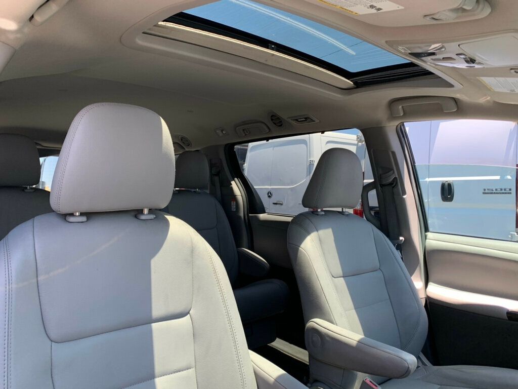 2017 Toyota Sienna XLE FWD 8-Passenger - 23037954 - 23