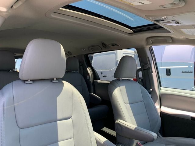 2017 Toyota Sienna XLE FWD 8-Passenger - 23037954 - 23
