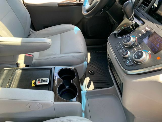 2017 Toyota Sienna XLE FWD 8-Passenger - 23037954 - 25