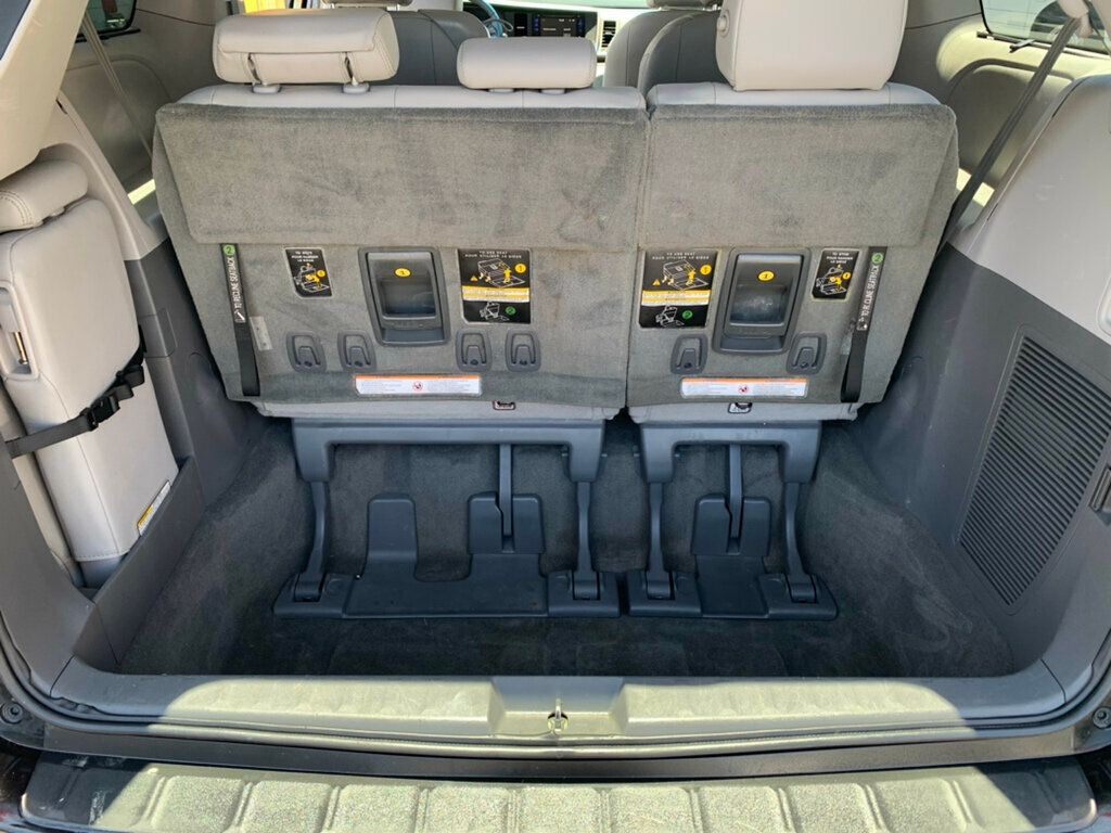 2017 Toyota Sienna XLE FWD 8-Passenger - 23037954 - 26