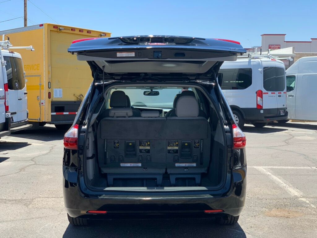 2017 Toyota Sienna XLE FWD 8-Passenger - 23037954 - 28