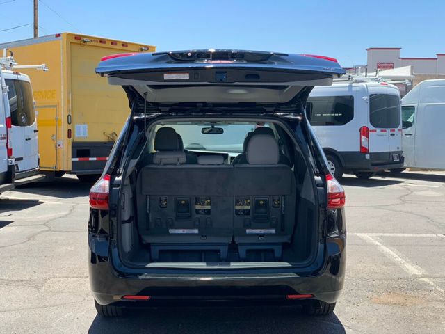 2017 Toyota Sienna XLE FWD 8-Passenger - 23037954 - 28