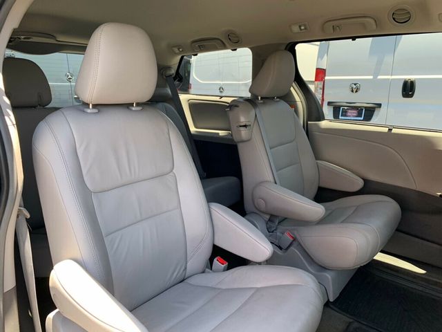 2017 Toyota Sienna XLE FWD 8-Passenger - 23037954 - 2