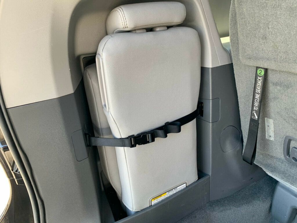 2017 Toyota Sienna XLE FWD 8-Passenger - 23037954 - 30