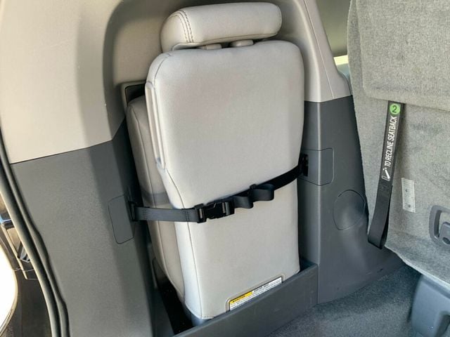 2017 Toyota Sienna XLE FWD 8-Passenger - 23037954 - 30