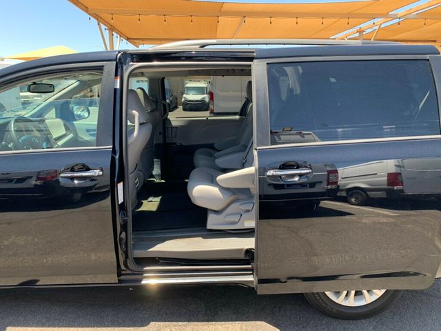 2017 Toyota Sienna XLE FWD 8-Passenger - 23037954 - 32