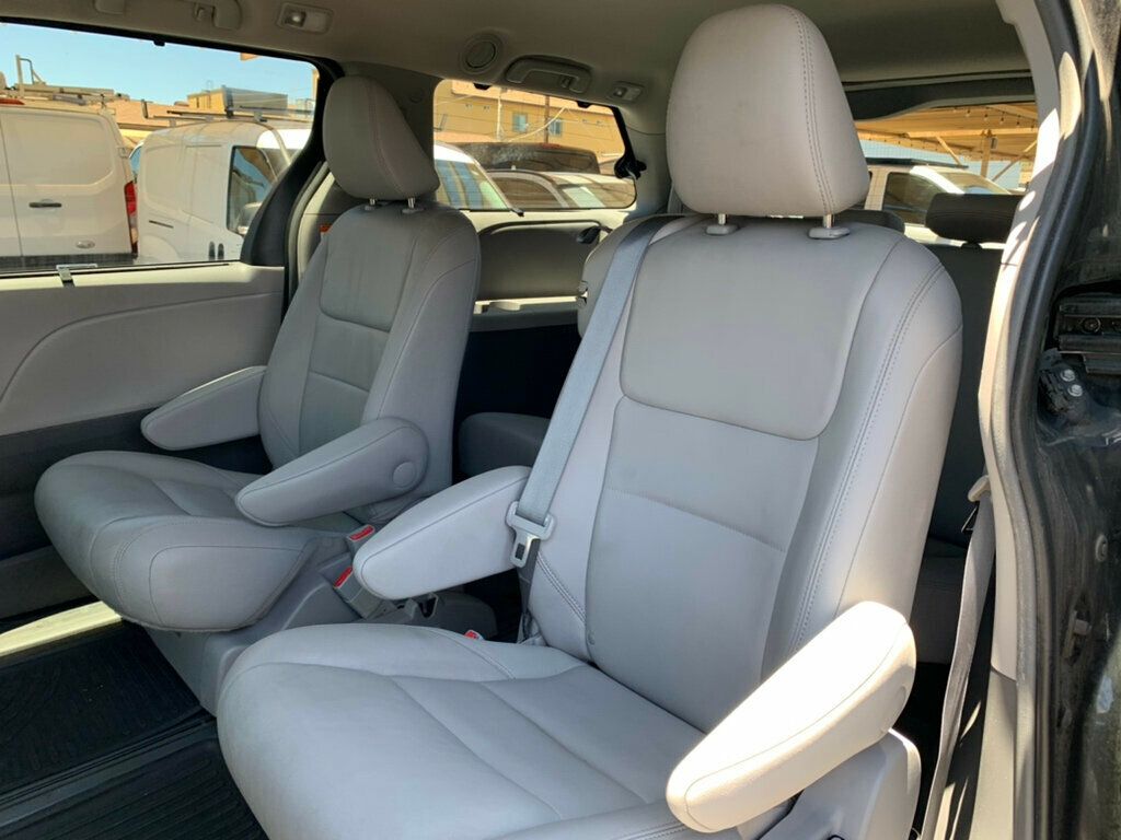 2017 Toyota Sienna XLE FWD 8-Passenger - 23037954 - 34
