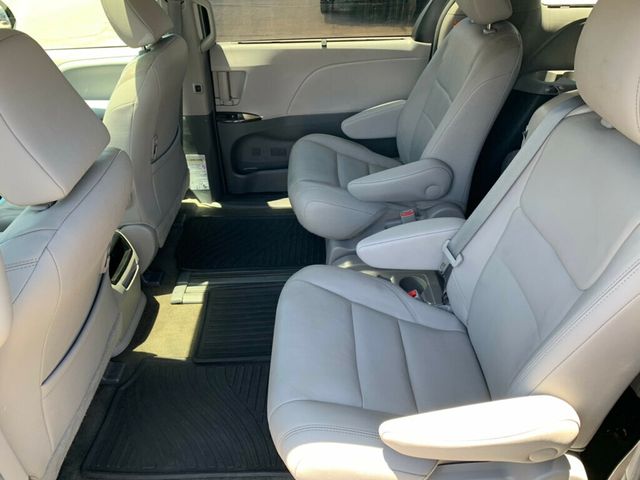 2017 Toyota Sienna XLE FWD 8-Passenger - 23037954 - 35