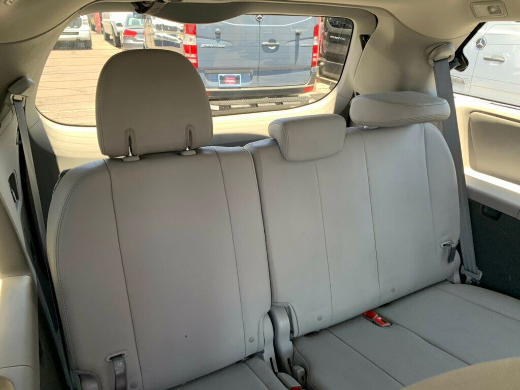 2017 Toyota Sienna XLE FWD 8-Passenger - 23037954 - 3