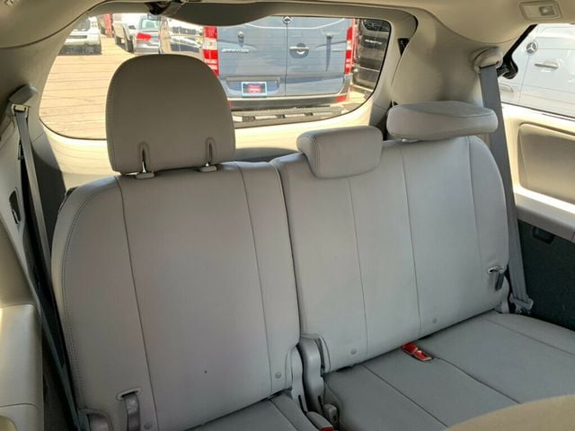 2017 Toyota Sienna XLE FWD 8-Passenger - 23037954 - 3