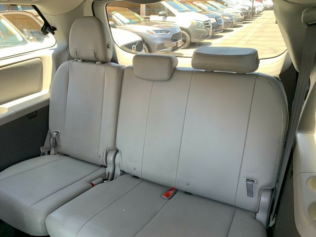 2017 Toyota Sienna XLE FWD 8-Passenger - 23037954 - 39
