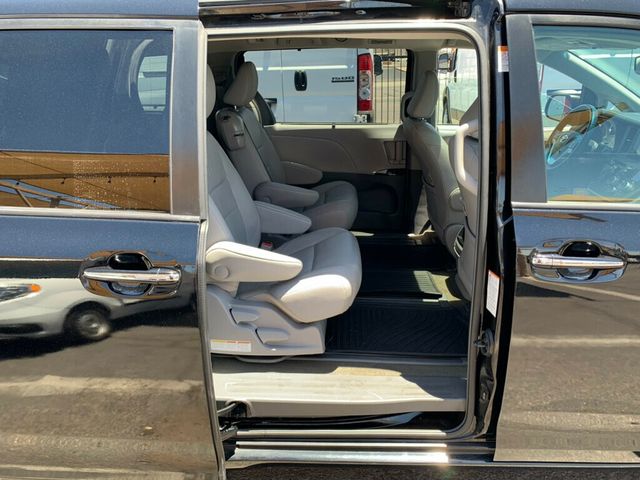 2017 Toyota Sienna XLE FWD 8-Passenger - 23037954 - 4