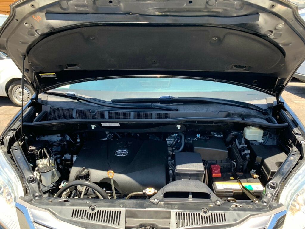 2017 Toyota Sienna XLE FWD 8-Passenger - 23037954 - 52