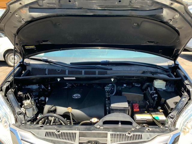 2017 Toyota Sienna XLE FWD 8-Passenger - 23037954 - 52