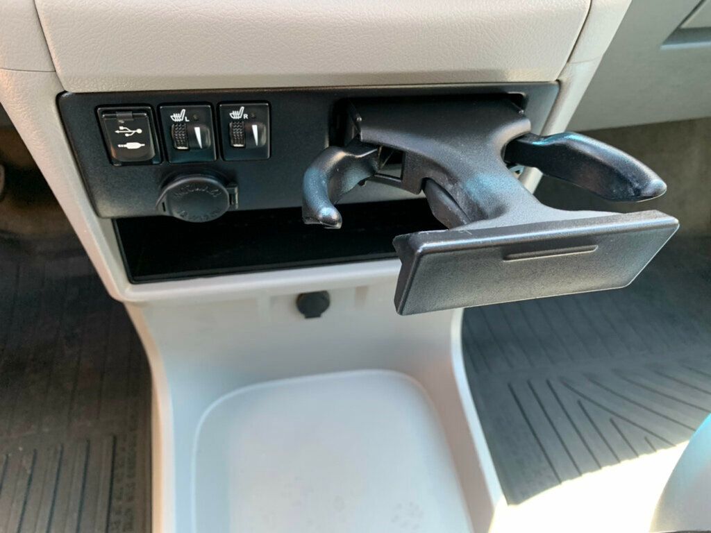 2017 Toyota Sienna XLE FWD 8-Passenger - 23037954 - 6