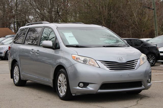 2017 Toyota Sienna XLE FWD 8-Passenger - 22984691 - 0