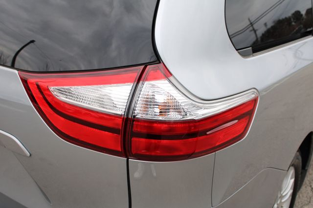 2017 Toyota Sienna XLE FWD 8-Passenger - 22984691 - 9