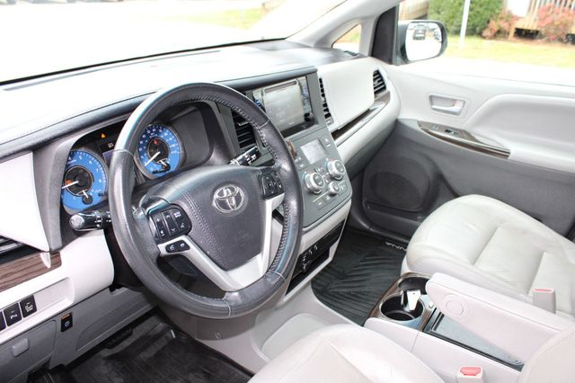 2017 Toyota Sienna XLE FWD 8-Passenger - 22984691 - 11
