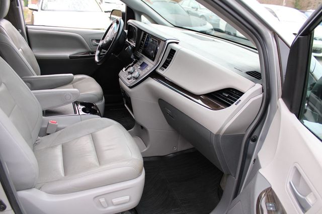 2017 Toyota Sienna XLE FWD 8-Passenger - 22984691 - 12