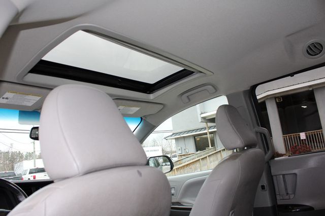 2017 Toyota Sienna XLE FWD 8-Passenger - 22984691 - 13