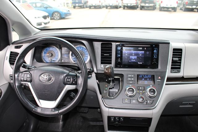 2017 Toyota Sienna XLE FWD 8-Passenger - 22984691 - 14