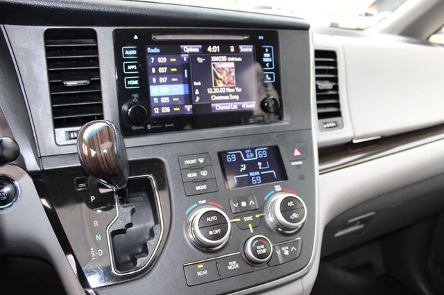 2017 Toyota Sienna XLE FWD 8-Passenger - 22984691 - 15