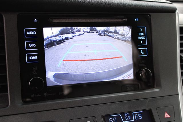 2017 Toyota Sienna XLE FWD 8-Passenger - 22984691 - 17