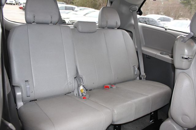 2017 Toyota Sienna XLE FWD 8-Passenger - 22984691 - 20