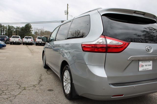 2017 Toyota Sienna XLE FWD 8-Passenger - 22984691 - 21